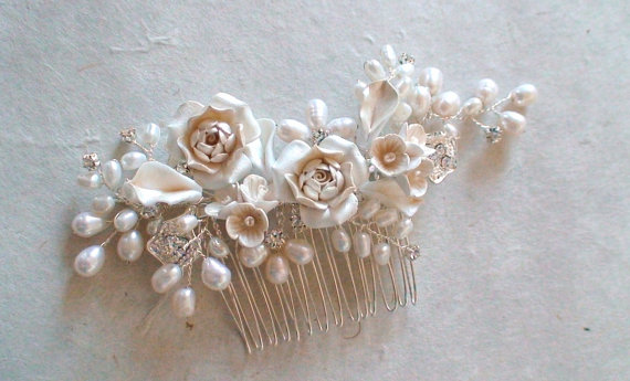 Mariage - Bridal hair comb. Purple flower pearl hair comb. Wedding hair comb. Pearl hair comb. Bridal accessories.