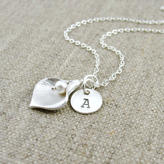 Mariage - Personalized Calla Lily Necklace, Sterling Silver, Custom Initial Necklace, Calla Lilly, Bridesmaid Jewelry, Weddings