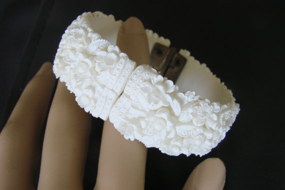 زفاف - Vintage Mid Century White Featherweight Clamper Bracelet / Wedding / Bridal / 1950s / Jewelry / Jewellery