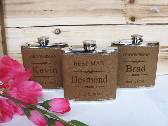 Hochzeit - Groomsman Gift Flask - Groomsmen Gift Flask - Personalized Groomsmen Gift, 1 Leather Engraved Flask, Groomsmen Flasks