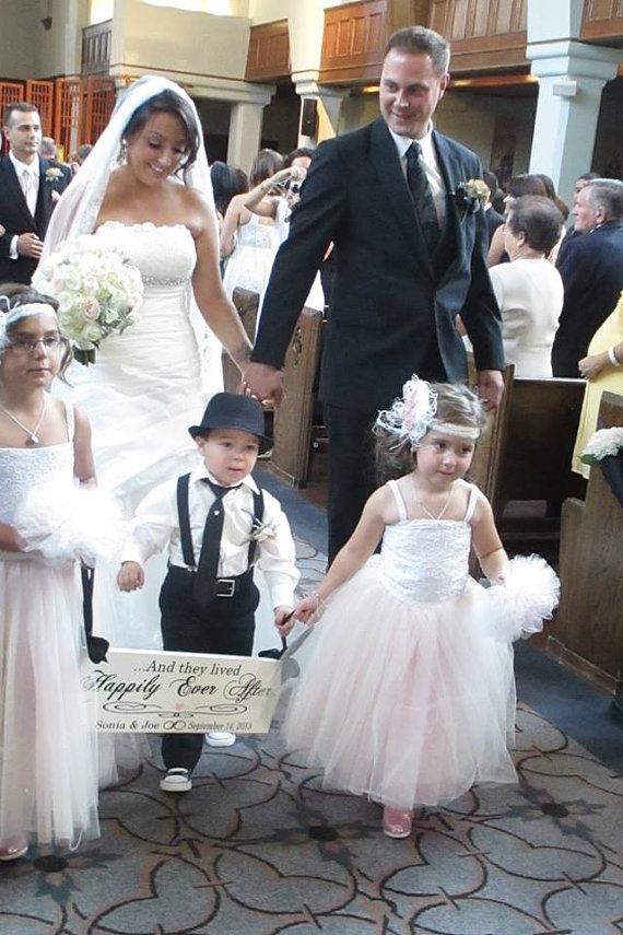 Mariage - Here Comes the Bride with And they lived Happily Ever After Wedding Signs. 8 X 24 in. Crisp Paint -  2-sided. Ring Bearer
