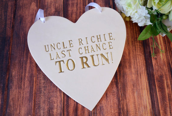 Mariage - Personalized Heart Wedding - Last Chance to Run Sign - to carry down the aisle and use as photo prop