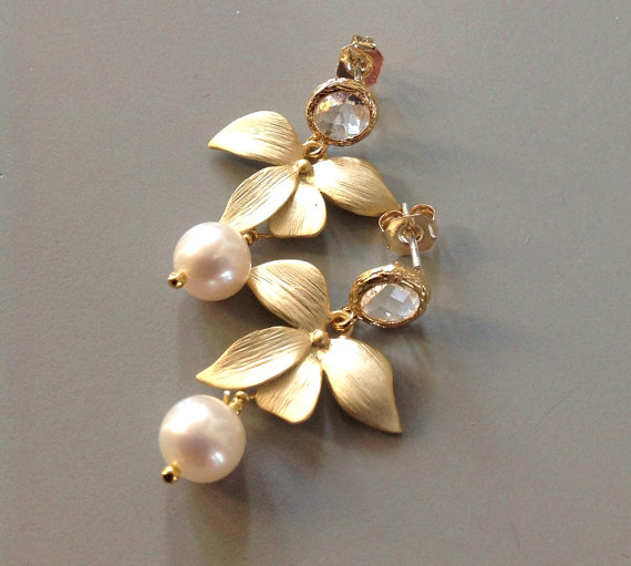زفاف - Studs earrings, post earrings, Ivory Pearl earrings, Wedding Jewelry, gold earrings, Bridesmaid earring, Orchid jewelry, Valentines Day gift