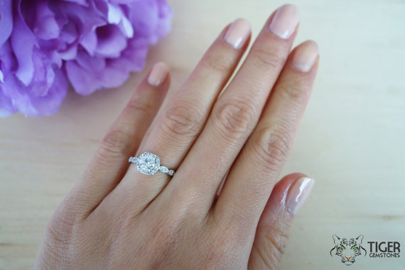 زفاف - 3/4 Ct Halo Vintage Inspired Engagement Ring, Flawless Man Made Diamond Simulants, Art Deco, Wedding, Bridal, Promise Ring, Sterling Silver
