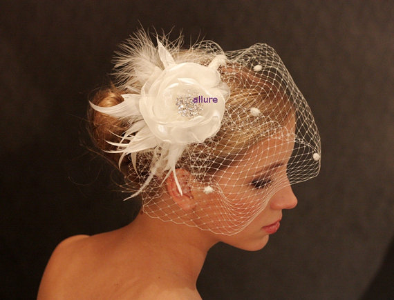 Mariage - BIRDCAGE VEIL with lovely dots. Headpiece, flowers, feathers, crystal brooch. Wedding hat