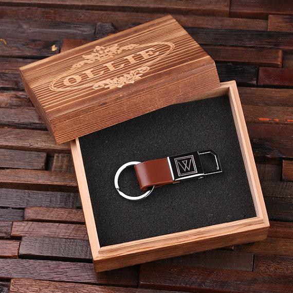 Свадьба - Personalized Round Leather Key Chain Monogrammed Groomsmen, Bridesmaid, Father's Day, Coworker Men's Gift Black, Brown, Red