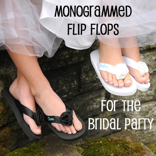 Hochzeit - Monogrammed Bride Flip Flops, Personalized Bridal Party Flip Flops, Bridesmaid Flip Flops, Wedding Flip Flops, Wedding Shoes