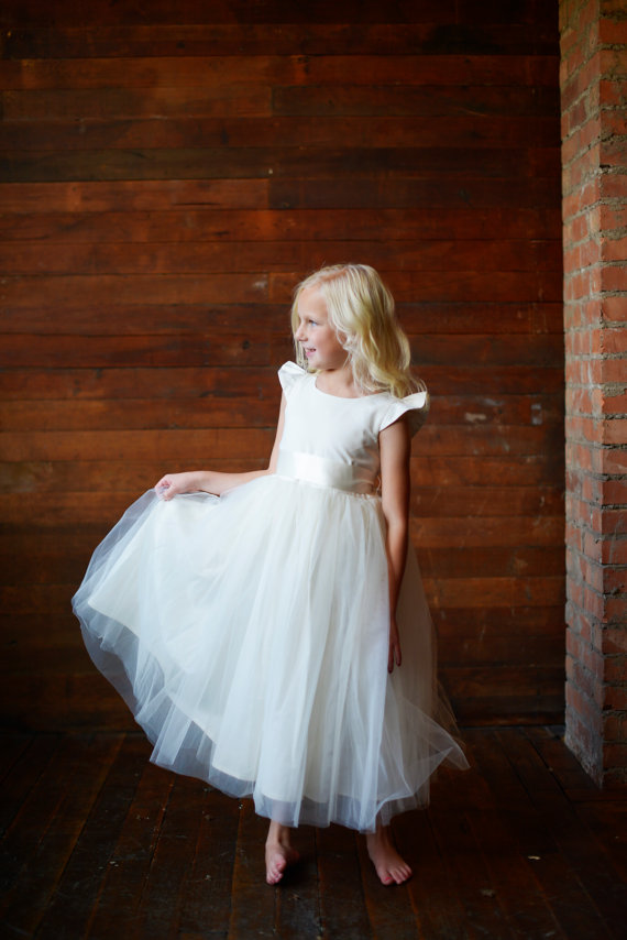 Mariage - Flower Girl Dress : Pure silk and cotton flower girl dress in ivory or white with capped sleeves and full tulle and cotton skirt.