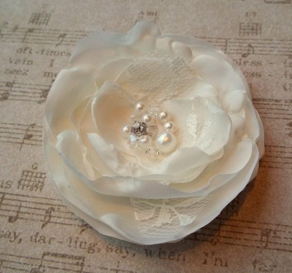 Mariage - White or Ivory satin bridal fascinator,flower fascinator, bridal hair clip, bridal wedding hair clip - ship ready