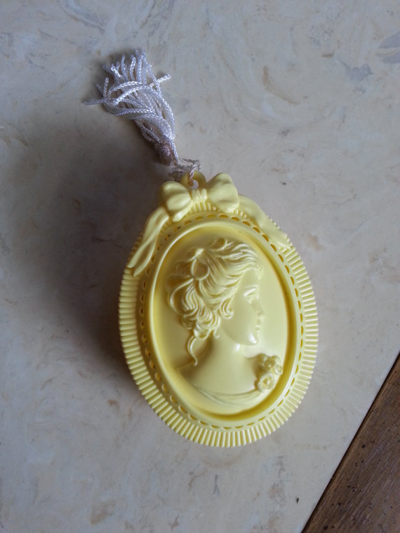 Mariage - Vintage Avon Potpourri Holder Yellow Cameo with Off White Tassel Scent Closet Lingerie Drawer