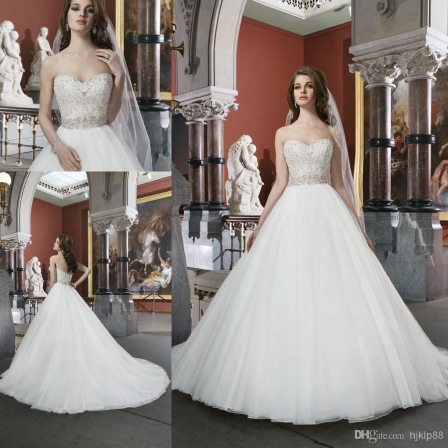 Mariage - 2014 New Collection Ball Gown Garden Wedding Dress Bridal Gowns With Sweet-heart White Covered Button Crystal Low Cut Back Court Train 8722 Online with $129.06/Piece on Hjklp88's Store 