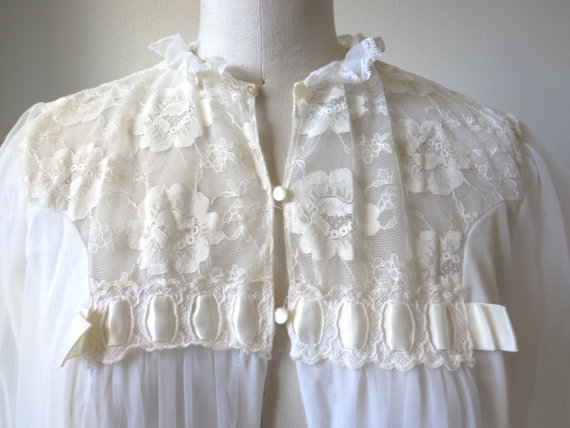 زفاف - Vintage Lingerie 1960s White Chiffon Robe  with Ecru Floral Lace and Sheer Chiffon Satin Ribbons Pouf Sleeves Size Small
