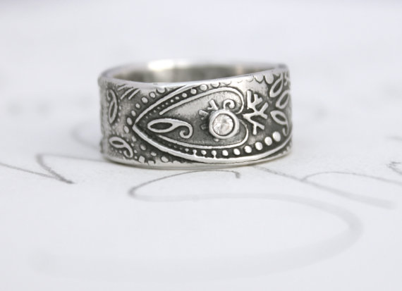 زفاف - wide paisley wedding band with sapphire . unique engagement ring . bohemian paisley white sapphire ring . engraved ring by peacesofindigo