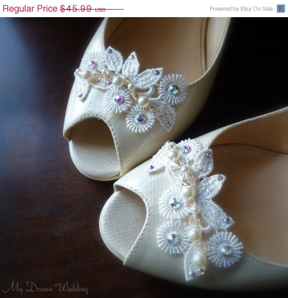 زفاف - ON SALE Ivory Shoe Clips. Ivory Venice Lace accented  with Swarovski Crystals ad Ivory Pearls  -Lace Collection- 001