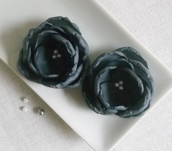 Свадьба - Small Charcoal fabric flowers in handmade, Bridesmaids accessory, Charcoal Hair Shoes Clip Brooch, Dress accessory, Weddings, Flower girls
