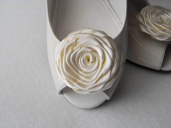 Hochzeit - Handmade rose shoe clips bridal shoe clips wedding accessories in ivory