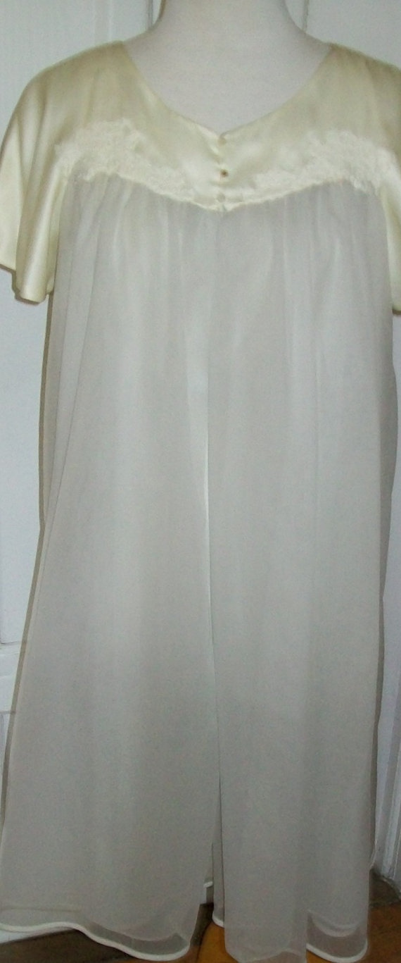 زفاف - Vintage women's lingerie - short nightie with matching housecoat  - size large - Kaymar - chiffon nightgown - 70s - silk - white