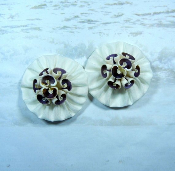 Hochzeit - Seashell Shoe Clips - Satin YoYo Flowers - Purple Cowries