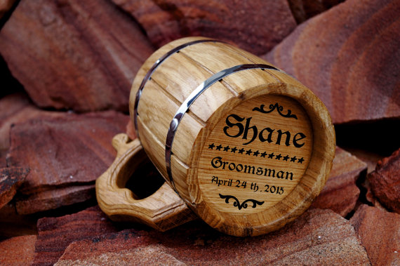 Hochzeit - Personalized Wooden Beer mug 22oz-Engraved on the bottom-Natural wood-Stainless steel inside-Groomsmen, Dad, Groom gift-Wedings-Birthday
