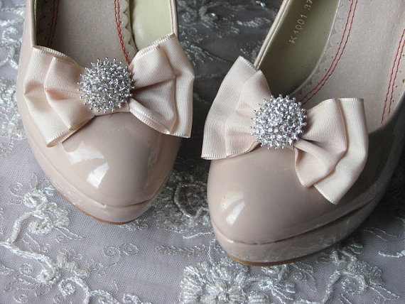 Hochzeit - Champagne shoe clips Champagne shoe bows Bridesmaids shoe clips Bridal shoes Champagne shoes Rhinestone shoe clips Bridal shoe clips