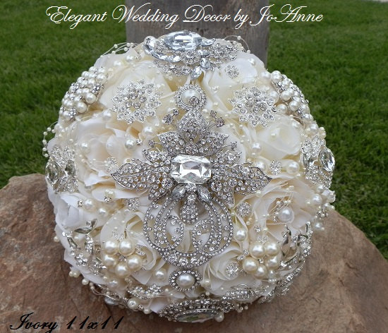 Свадьба - HEIRLOOM BROOCH BOUQUET- Wedding Bouquet in Soft Ivory, Stunning 5" Center Brooch, Bouquet, Broach Bouquet, Broche, Brooch