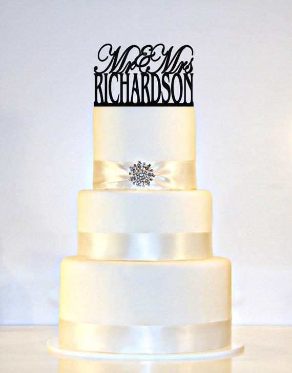 Свадьба - Wedding Cake Topper Monogram personalized with "Mr & Mrs" and YOUR Last Name
