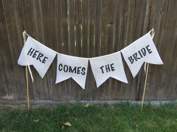 Mariage - Here Comes the Bride burlap sign, vintage-style flags, flower girl or ring bear sign