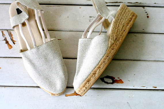 Hochzeit - 1980s 1990s CANVAS Wedges...size 7 womens...retro. wedges. boho wedding. fabric shoes. strappy heels. twiggy. canvas. nude. tan. sling backs