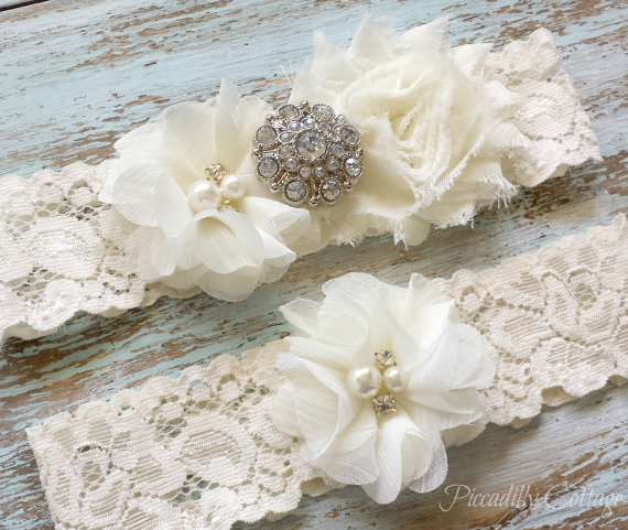 Hochzeit - Ivory Wedding Garter Set / Bridal Garter /CUSTOMIZE IT / Toss Garter Included / Lace Garter Set / Garter Belt