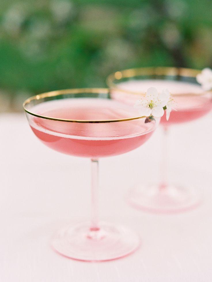 Hochzeit - Cocktails In Gold Rimmed Glasses