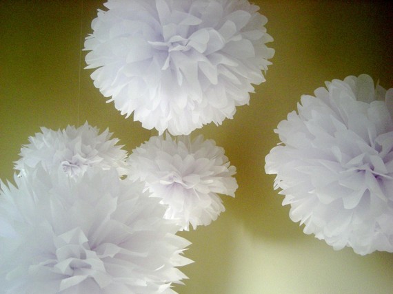 Hochzeit - OPTIC WHITE / 20 tissue paper pom poms / christening / wedding anniversary party / diy / white decorations / bridal shower decorations