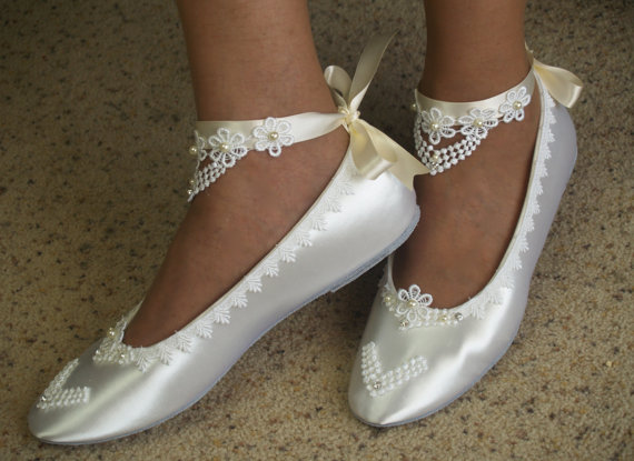 زفاف - Bridal Victorian Flats White Shoes Fine US Lace pearls and crystals embellished - Wedding flat shoes Victorian