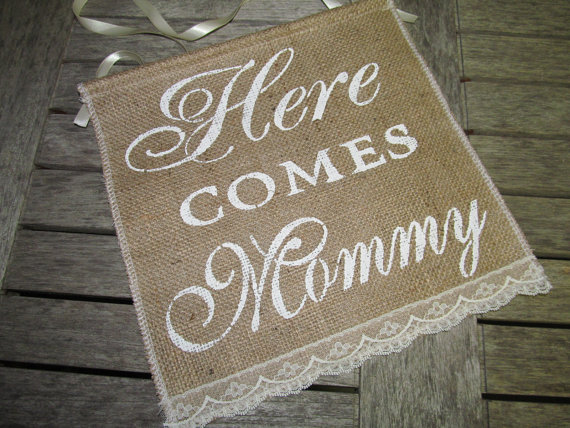 زفاف - Here Comes Mommy Sign - Ring Bearer Sign - Rustic Burlap Sign - Here Comes The Bride Sign - Shabby Chic Wedding Sign - Flower girl sign
