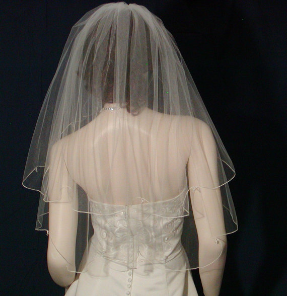 زفاف - Swarovski Tear Drop crystals glitter from the Scallops of this Elbow Length Bridal Veil