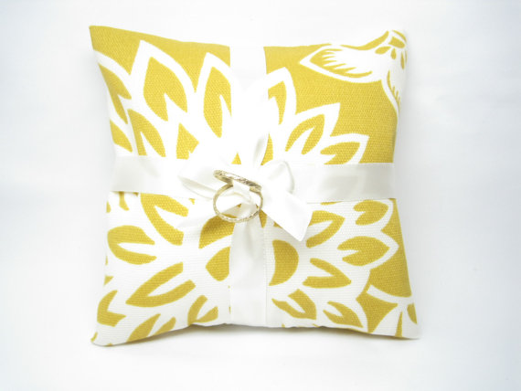 زفاف - Marigold Yellow and Antique White Ring Bearer Pillow, Bold Floral Graphic, Indoor Outdoor Fabric, Faux Rings, Ready to Ship