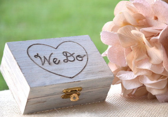 زفاف - Personalized Rustic, vintage chic "We Do" ring bearer box