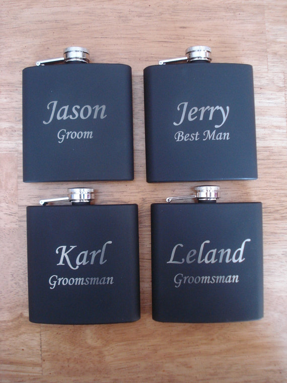 Hochzeit - 5 Personalized Flasks  -  Great gift for Groomsmen, Best Man, Father of the Groom, Father of the Bride