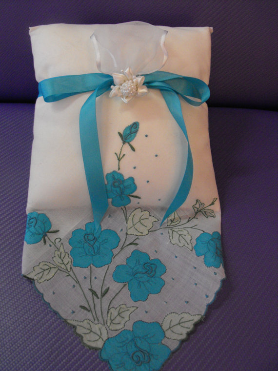 Свадьба - Vintage Appliqued Turquoise floral Hankie w/ Satin Turquoise bow Handstitched Ring Pillow