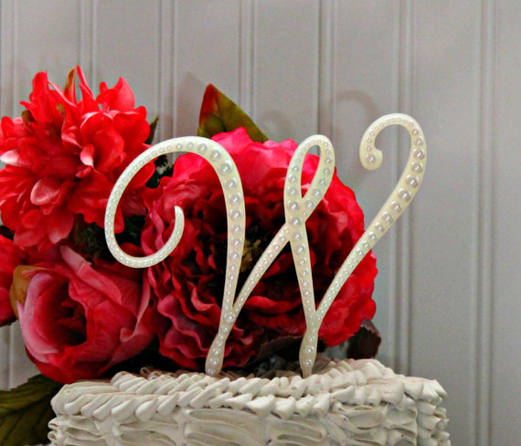 Mariage - Pearl Monogram Wedding Cake Topper Decorated with a Line of Pearls in Any Letter A B C D E F G H I J K L M N O P Q R S T U V W X Y Z