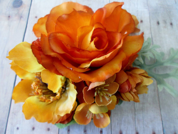 Mariage - Flower hair clip, brooch pin or wrist corsage. Gold and orange. Fall wedding bridal accessory