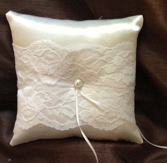 Свадьба - custom made white or ivory lace personlised ring bearer pillow