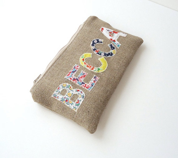 Свадьба - Personalized Burlap Feedsack Zipper Pouch - Vintage Feed Sack Clutch - Country Wedding