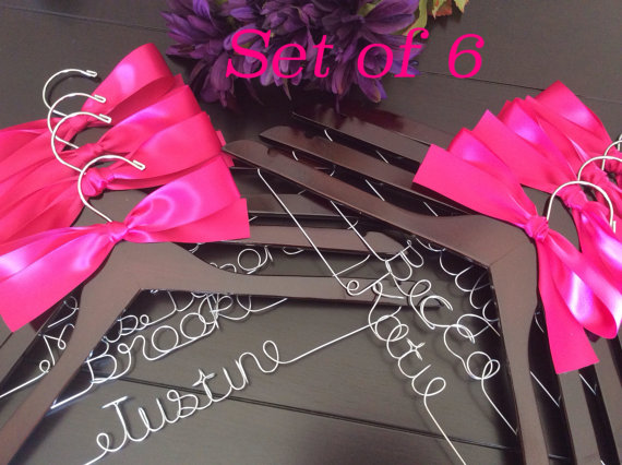 Hochzeit - Set of 6 Personalized Hanger,  Custom Bridal Hangers,Bridesmaids gift, Wedding hangers with names,Custom made hangers
