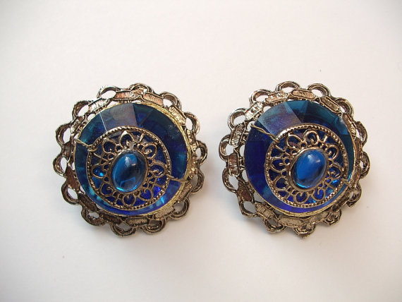 زفاف - Vintage sapphire blue clip on earrings, large plastic earrings, bridesmaid jewelry, Pittsburgh costume jewelry, blue wedding earrings