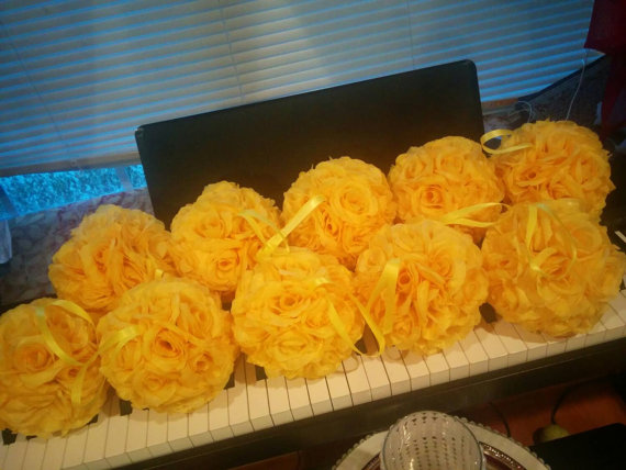 Свадьба - Set of 10 Yellow Rose Pomanders....You choose ribbon color..........