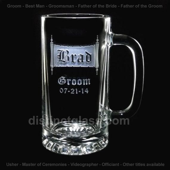 Свадьба - Groomsmen Beer Mug Gifts - VINTAGE SCROLL Wedding BEER Mugs - 16 oz Etched Wedding Glasses Gifts for Master of Ceremonies