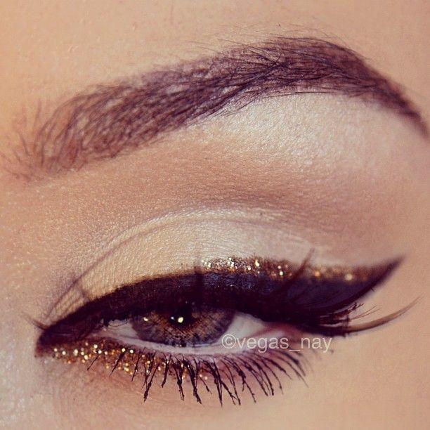Hochzeit - Black & Gold Glitter Eye Makeup For New Years