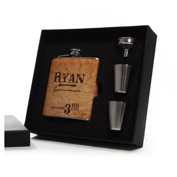 Свадьба - Country Wedding, 6 Groomsmen Gift Flask Sets, Personalized Flasks