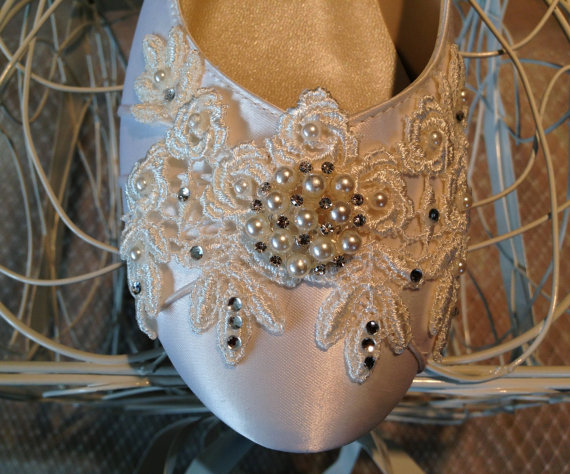 Свадьба - Victorian Bridal Wedding Shoe Low Heel Closed Toe Pump Custom Lace Beads Ivory
