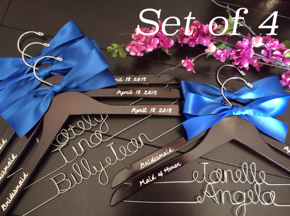 Свадьба - Set of 4--Personalized Hanger,  Custom Bridal Hangers,Bridesmaids gift, Wedding hangers with names,Custom made hangers